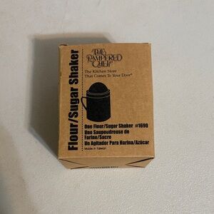 NIB The Pampered Chef Flour Sugar Shaker